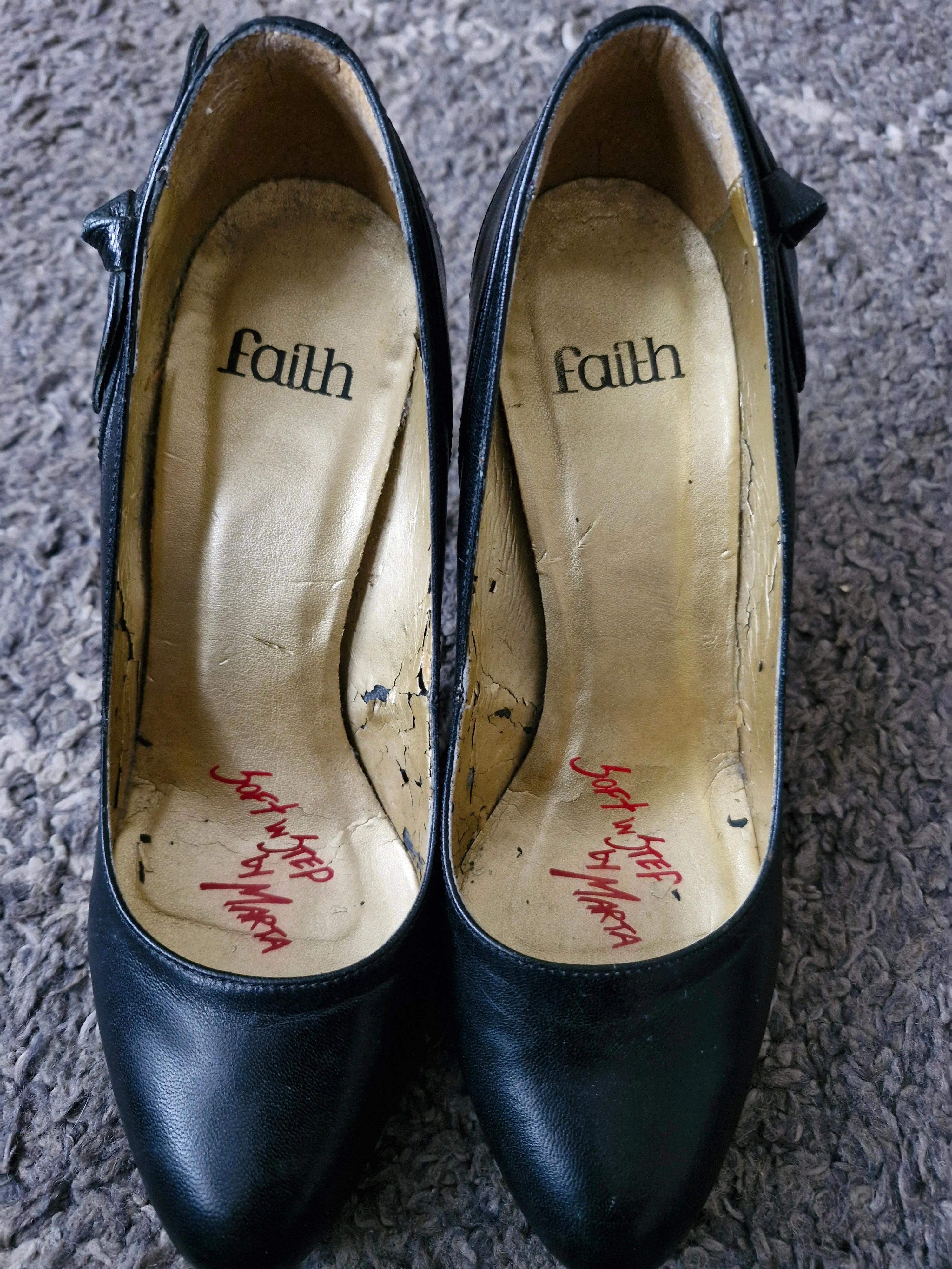 Black pump heel in a well worn condition / UK 6