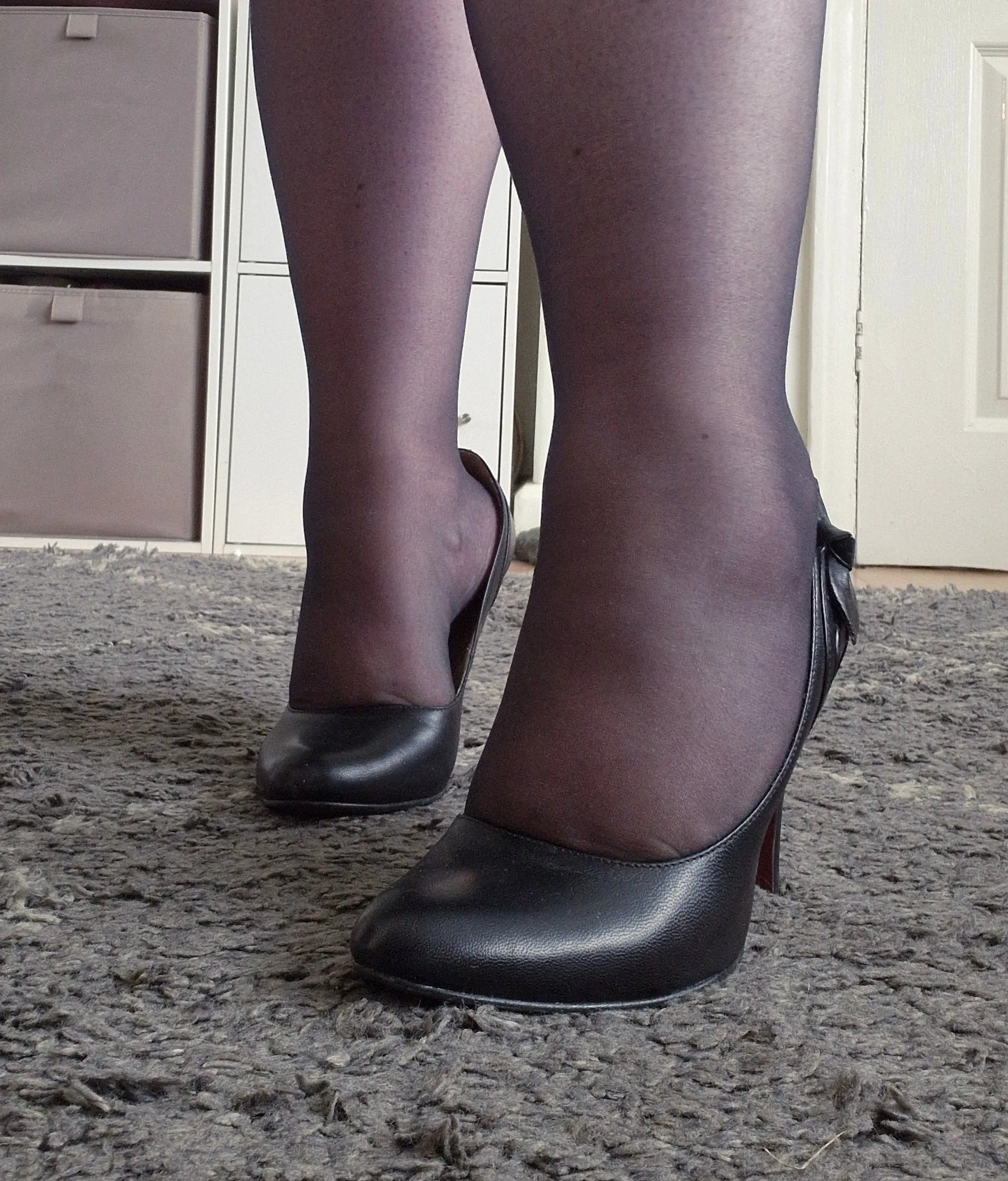 Black pump heel in a well worn condition / UK 6