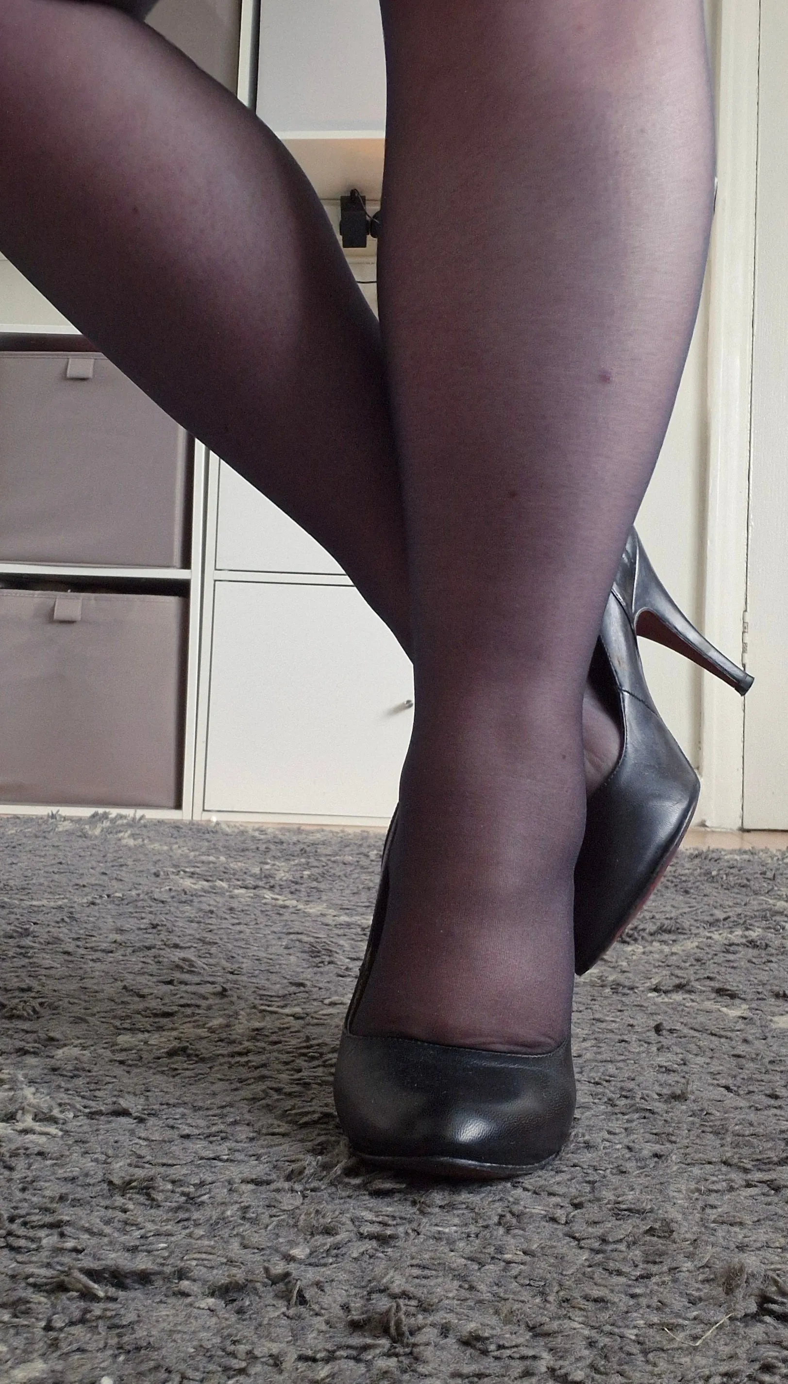 Black pump heel in a well worn condition / UK 6