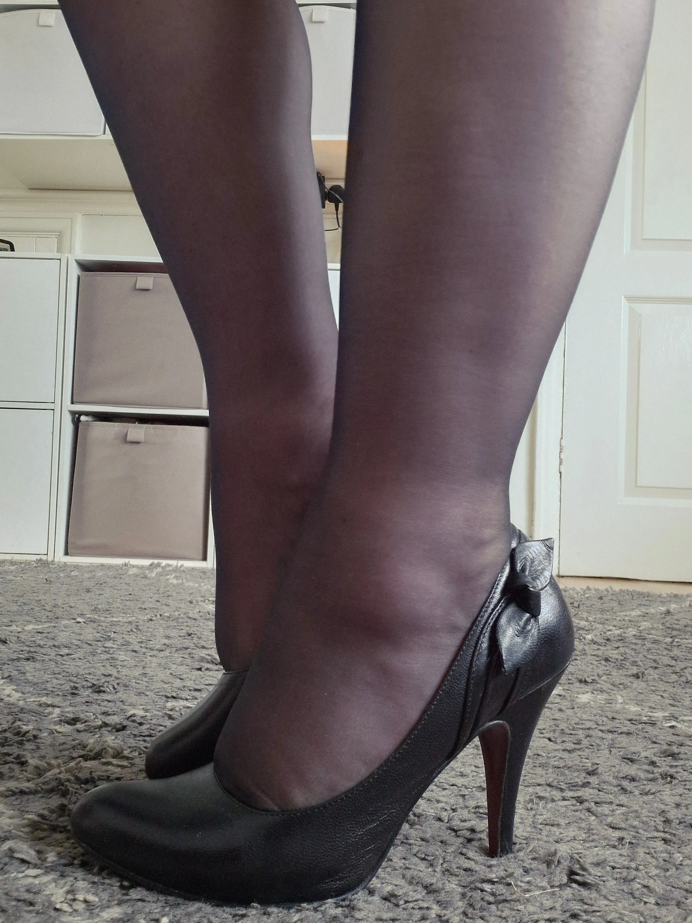 Black pump heel in a well worn condition / UK 6