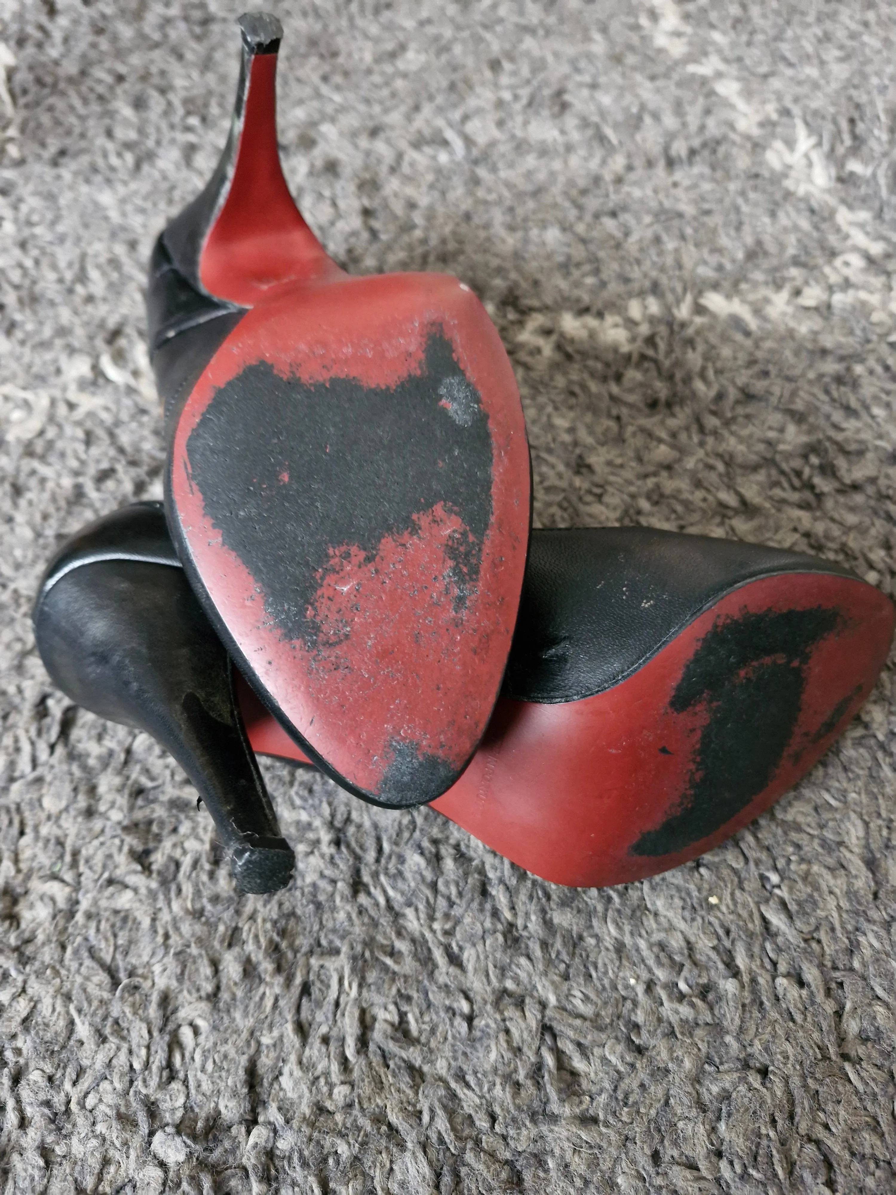 Black pump heel in a well worn condition / UK 6
