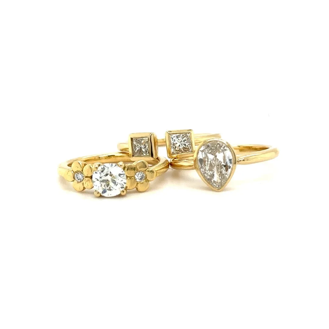 Cala Lily Ring in 18k Gold with Diamonds