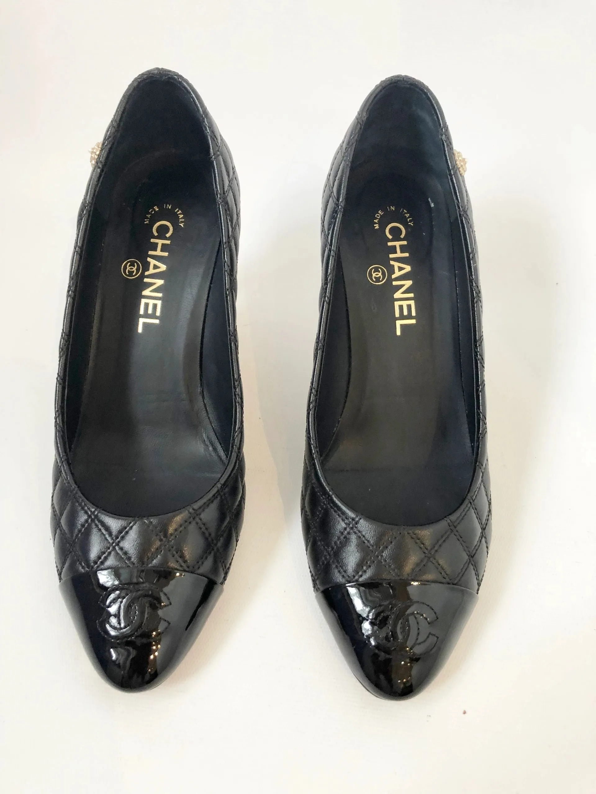 Chanel Quilted Cap-Toe Pump Size 39 It (9 Us)