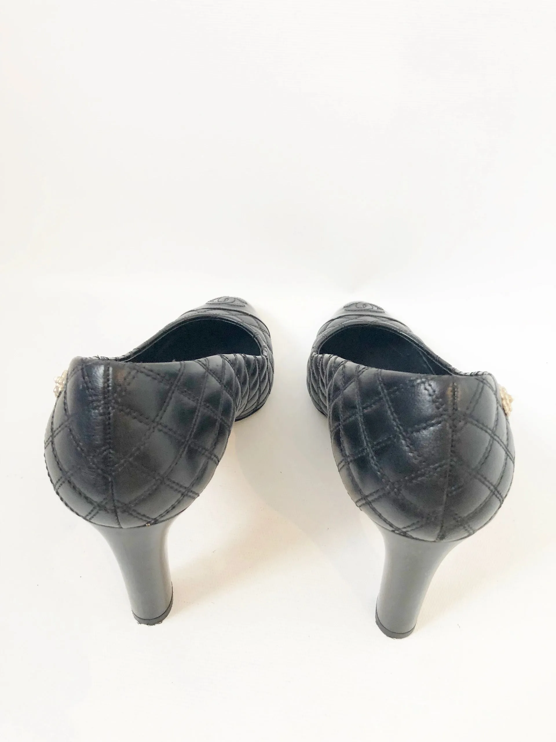 Chanel Quilted Cap-Toe Pump Size 39 It (9 Us)
