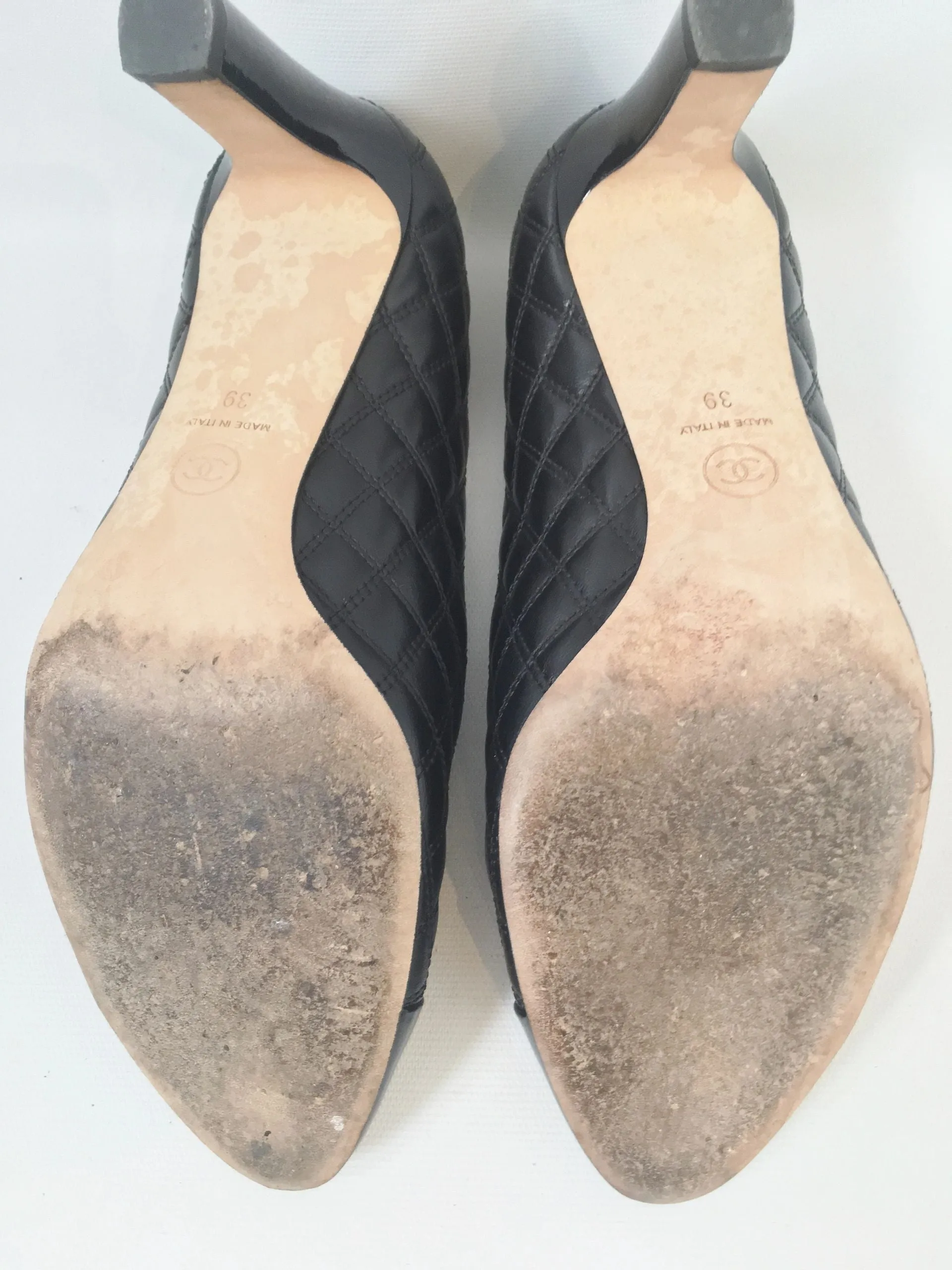 Chanel Quilted Cap-Toe Pump Size 39 It (9 Us)