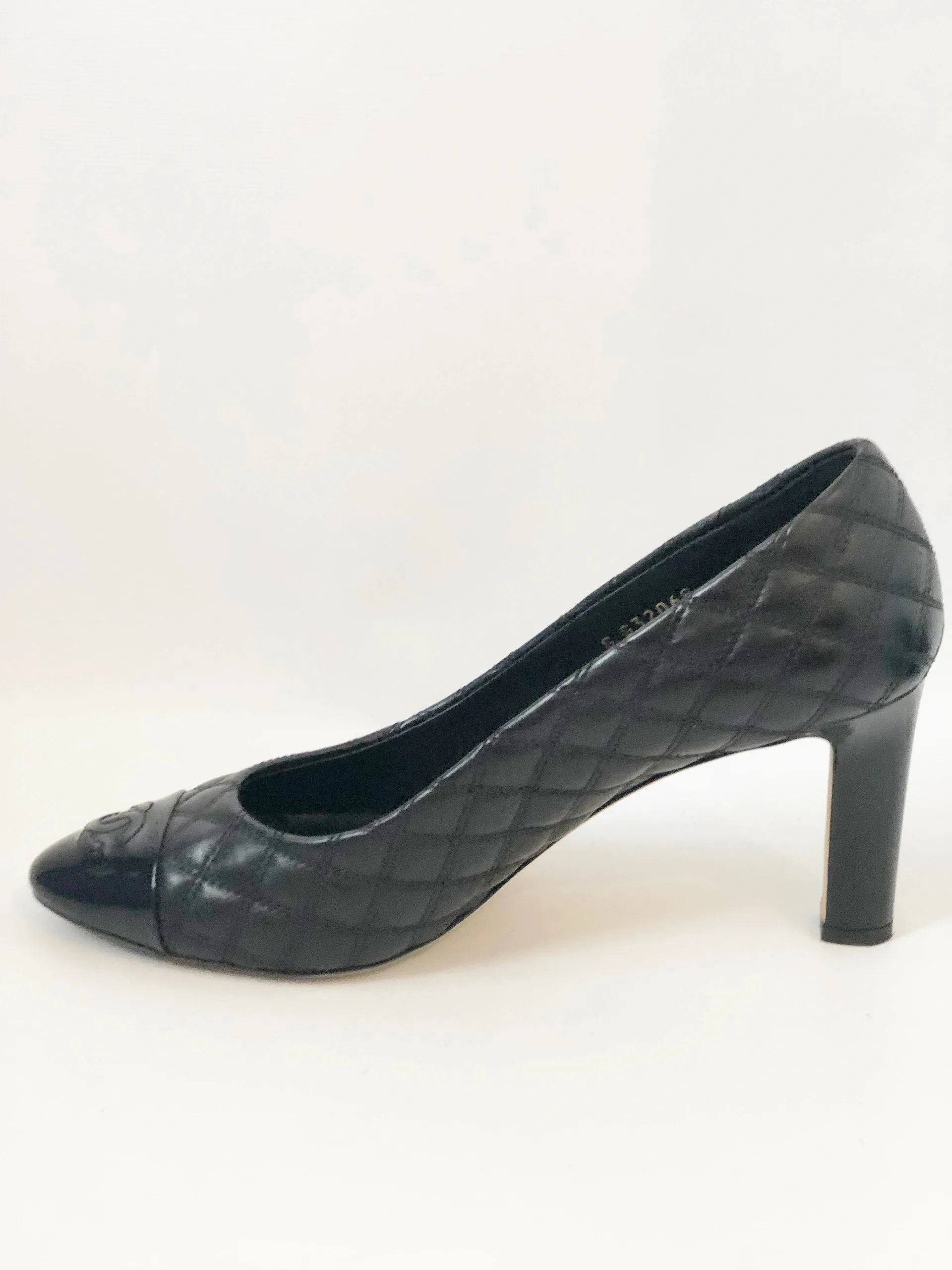 Chanel Quilted Cap-Toe Pump Size 39 It (9 Us)