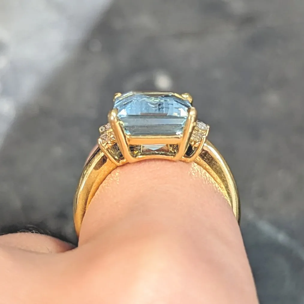 Contemporary 7.27 CTW Aquamarine Diamond 18 Karat Yellow Gold Cocktail Ring