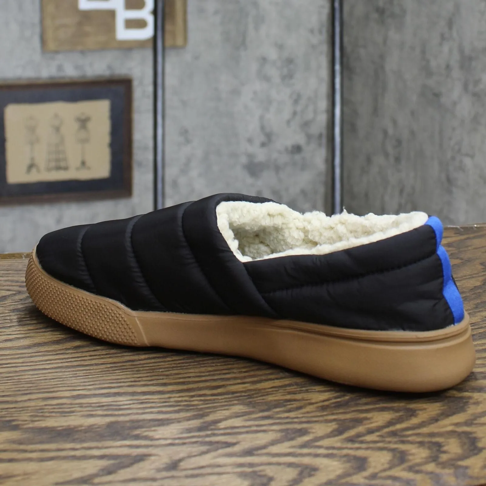 dluxe by dearfoams Men's Floyd Sport Lounge Slippers Black M