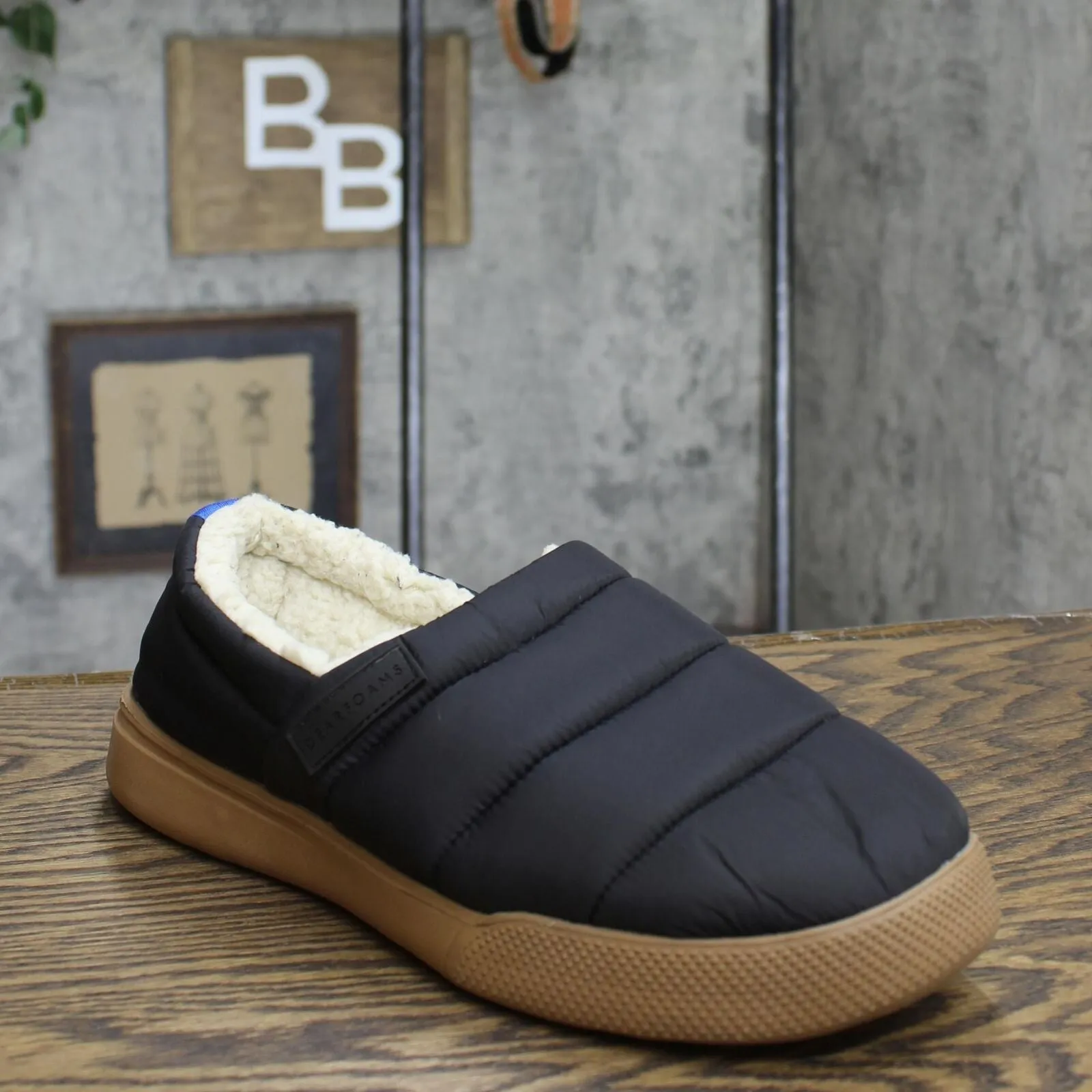 dluxe by dearfoams Men's Floyd Sport Lounge Slippers Black M