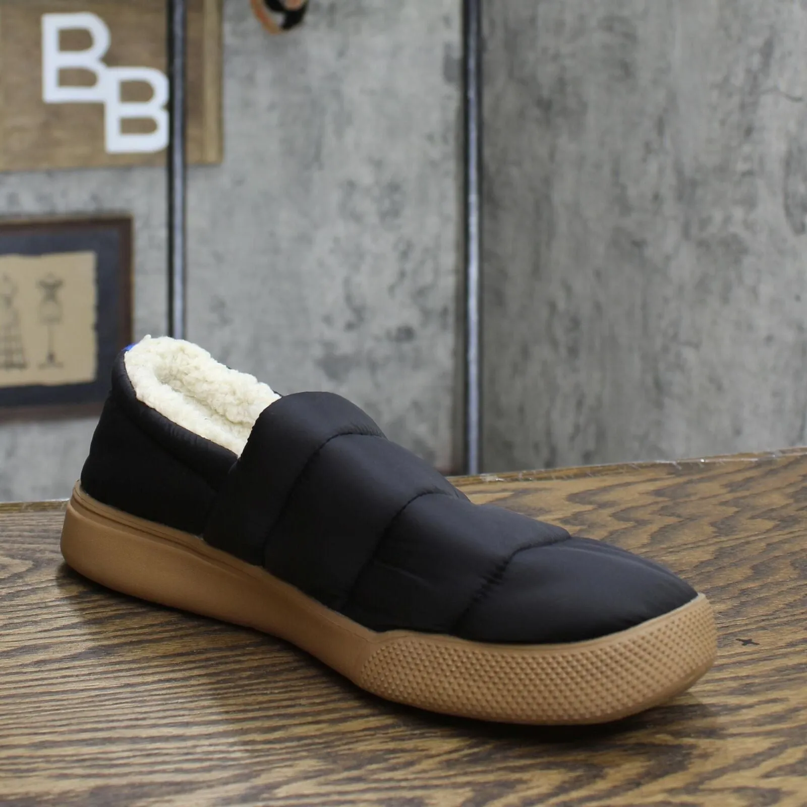 dluxe by dearfoams Men's Floyd Sport Lounge Slippers Black M