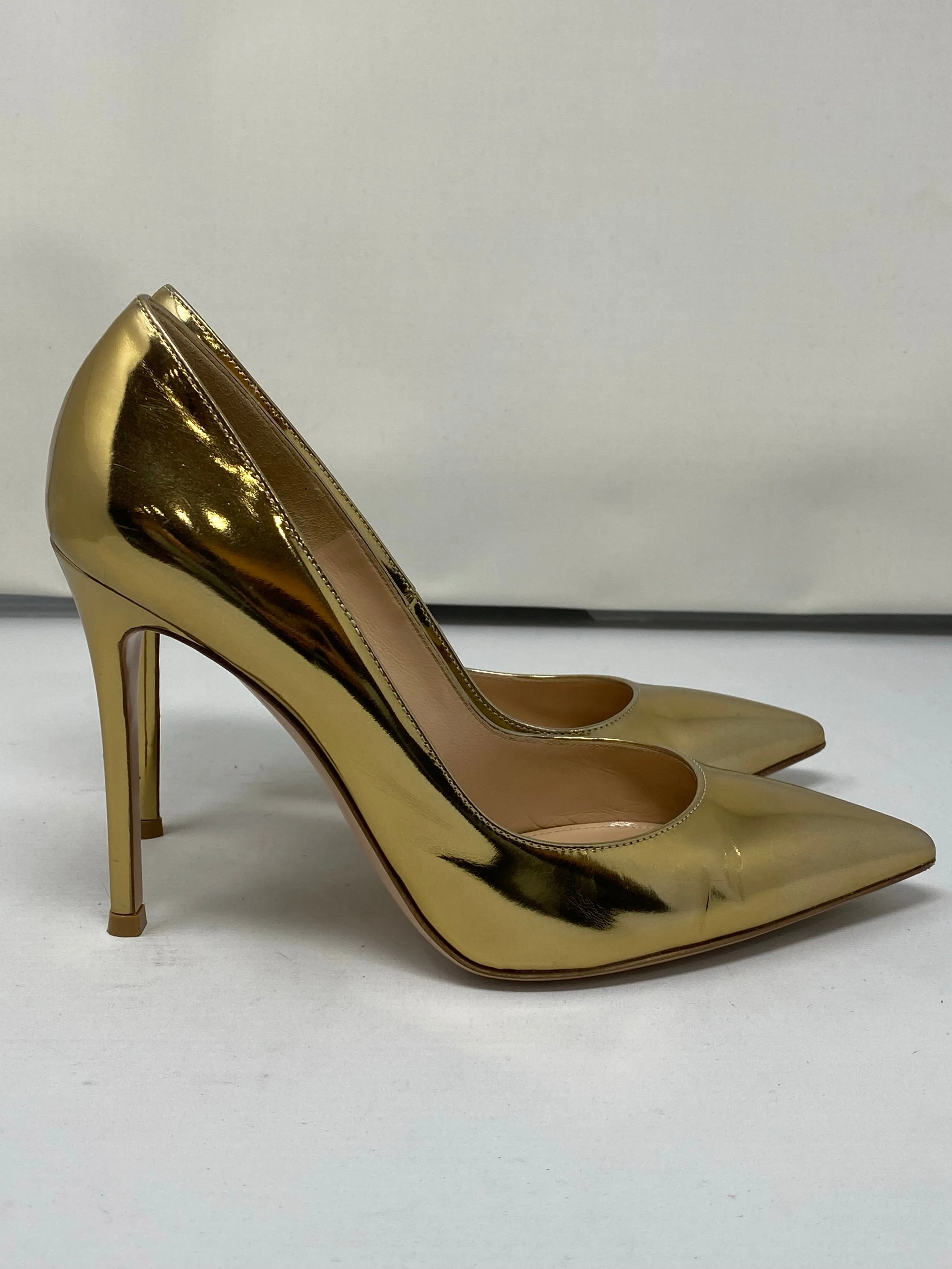 Gianvito Rossi Gold Metallic Gold Pump