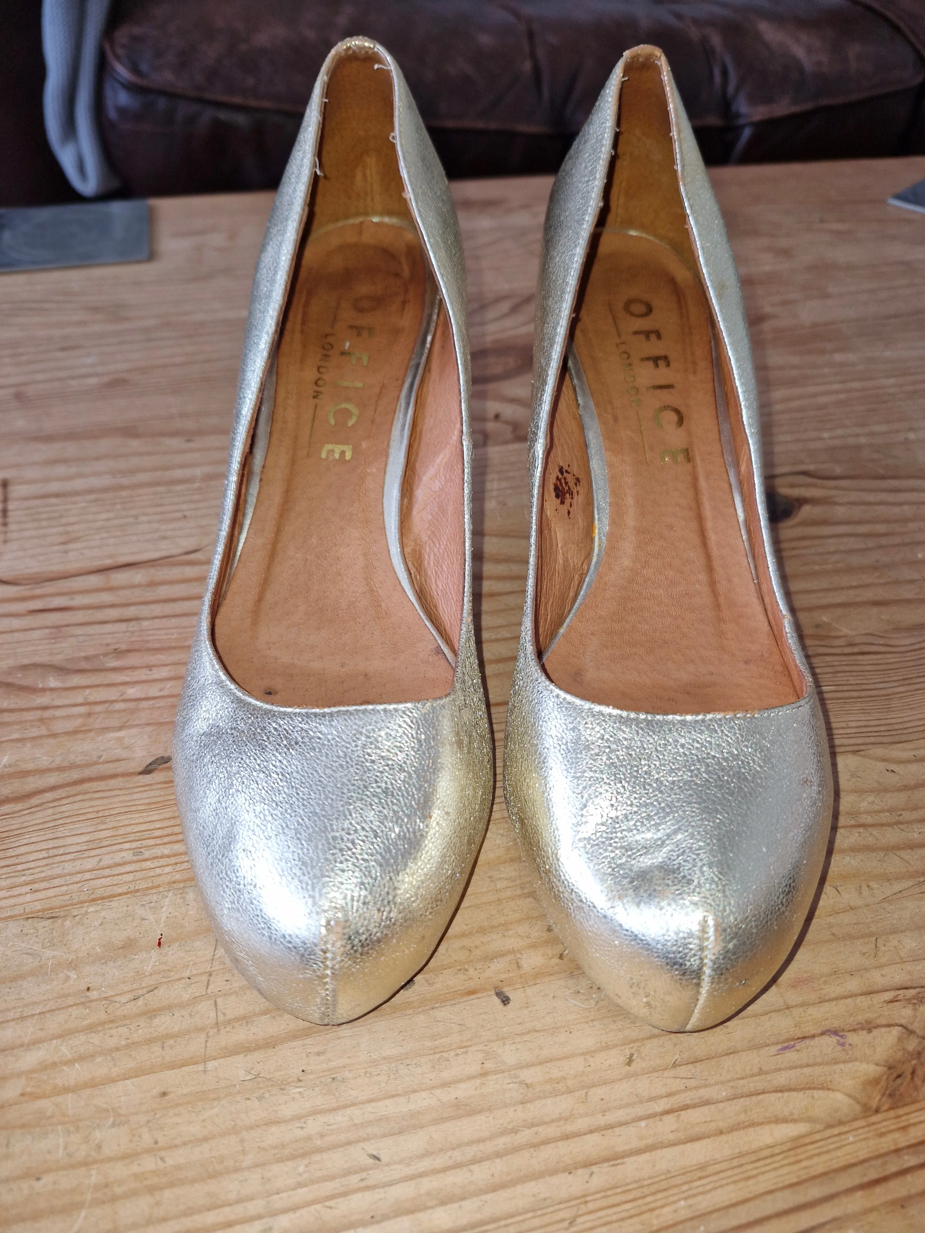 Gold Pump well worn heels / UK6
