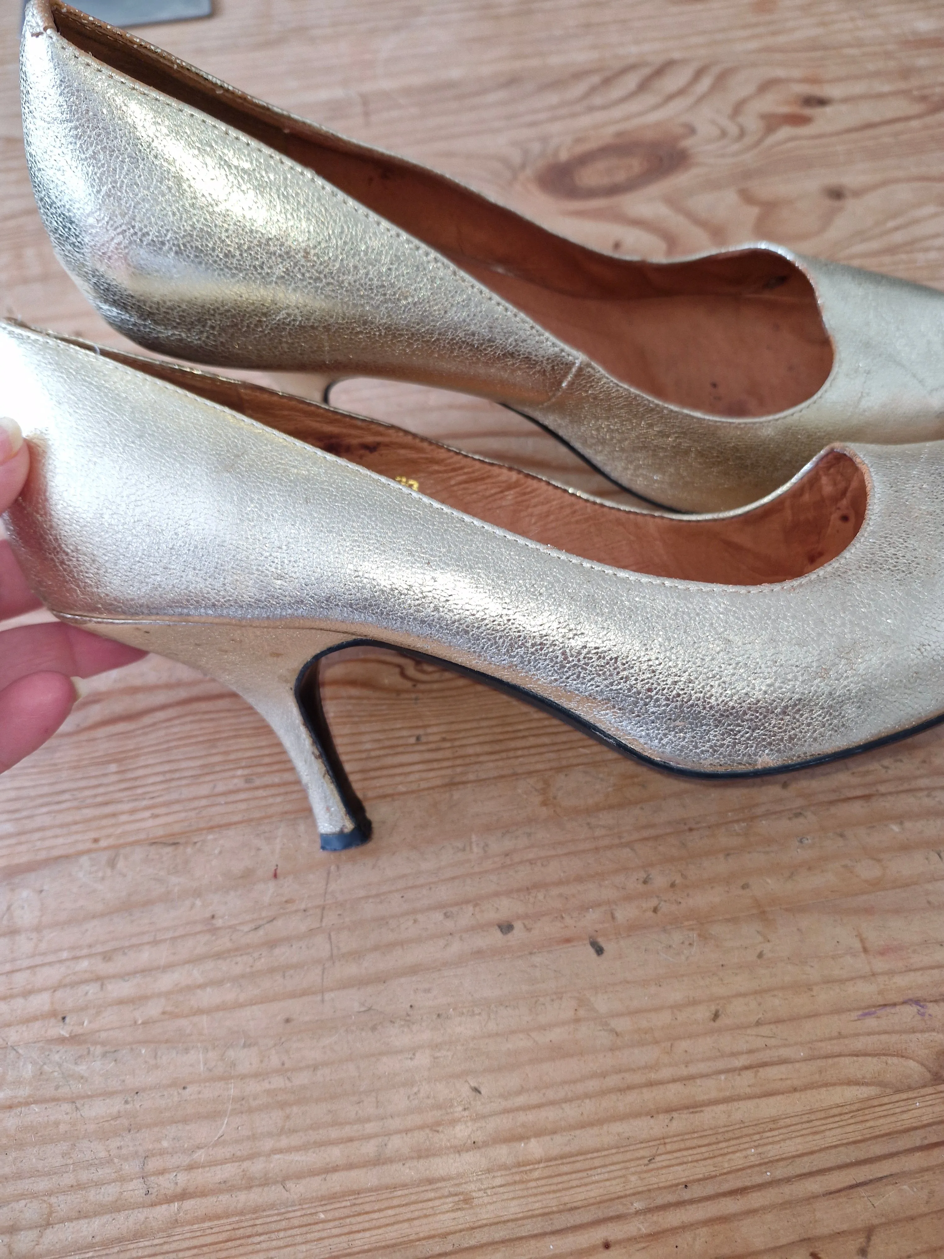 Gold Pump well worn heels / UK6