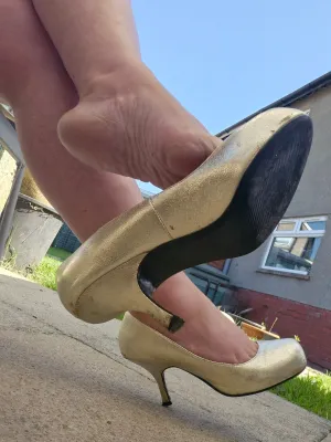Gold Pump well worn heels / UK6