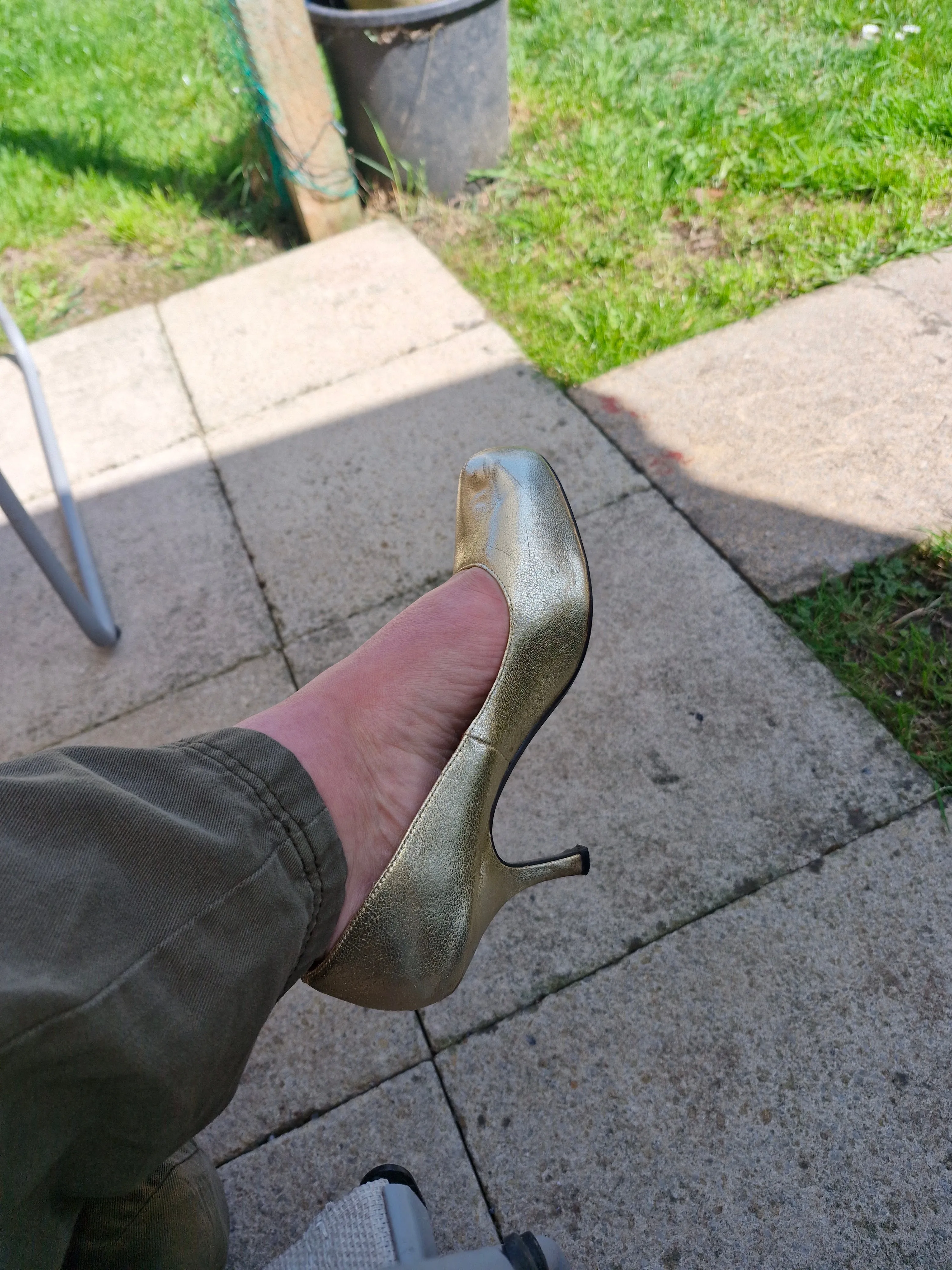 Gold Pump well worn heels / UK6