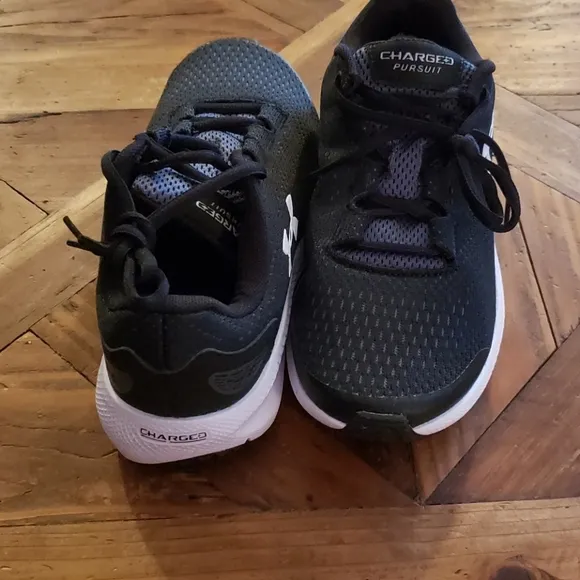 New Black Under Armour boys Sneakers size 4Y