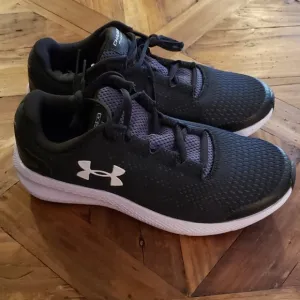 New Black Under Armour boys Sneakers size 4Y