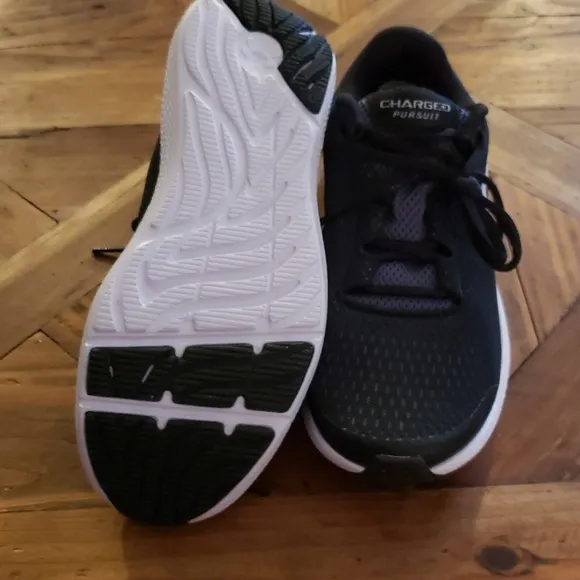 New Black Under Armour boys Sneakers size 4Y