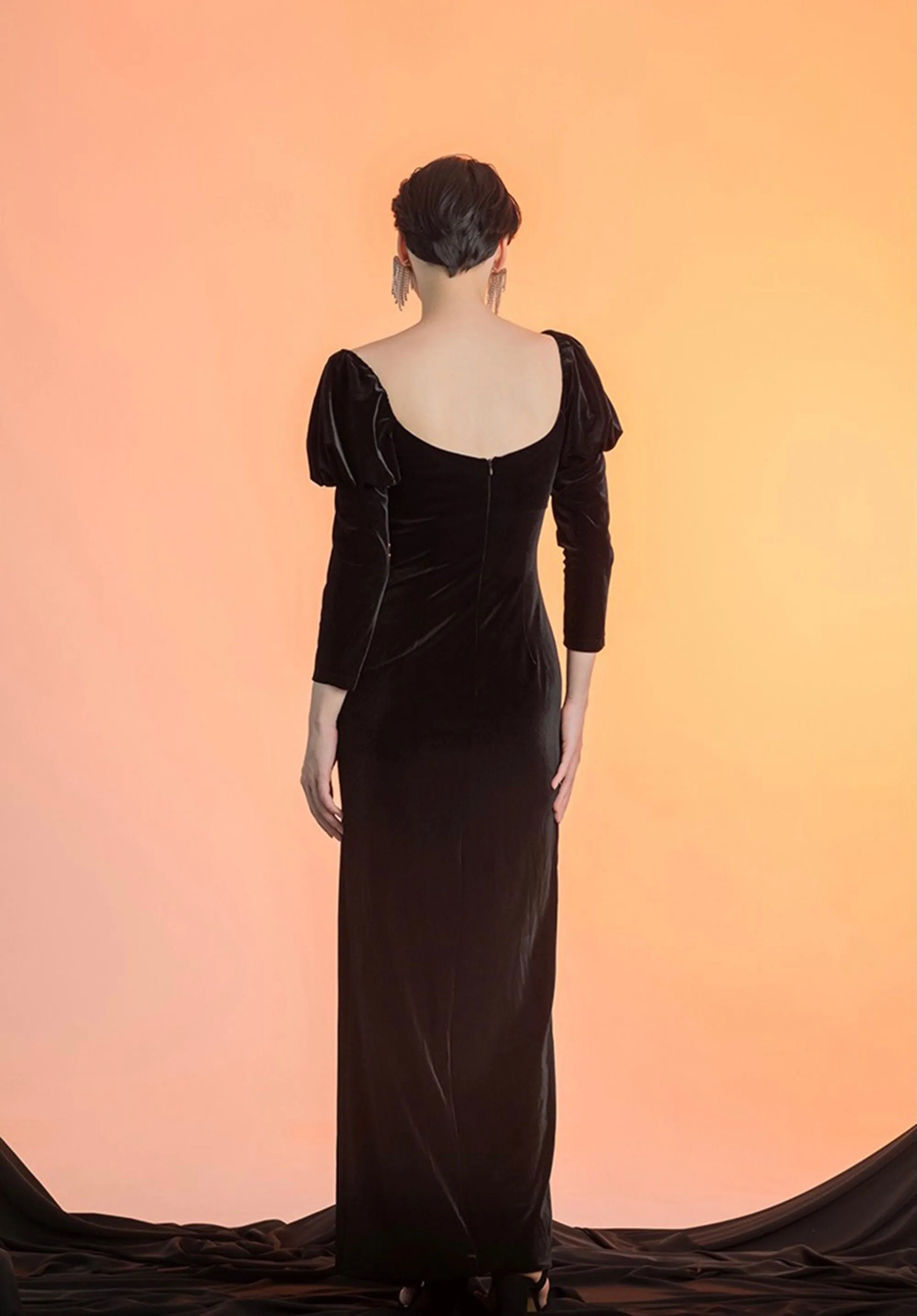 Puffed Long Sleeves Sweetheart Neckline Sheath Velvet Prom Dress with Thigh Slit