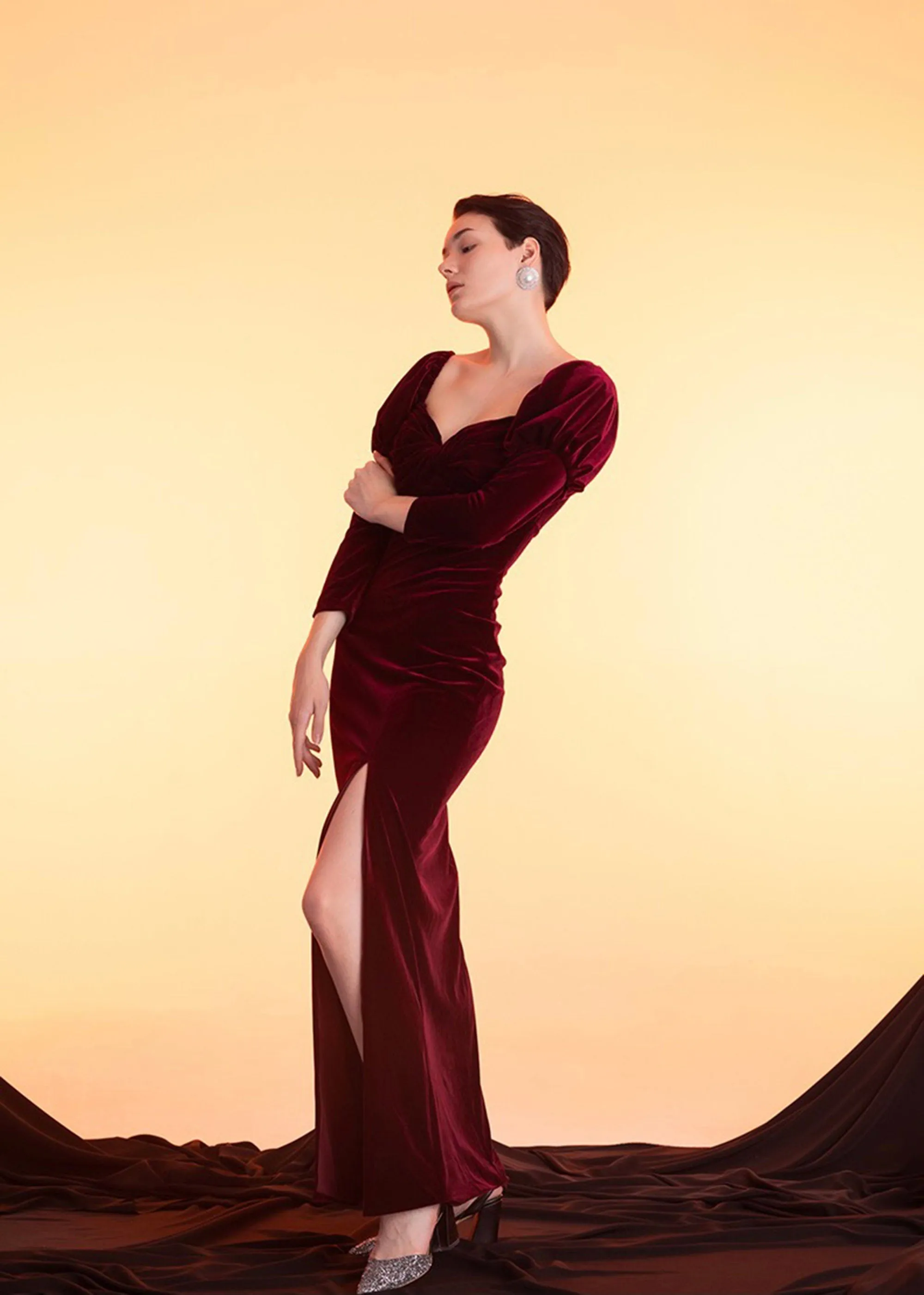 Puffed Long Sleeves Sweetheart Neckline Sheath Velvet Prom Dress with Thigh Slit
