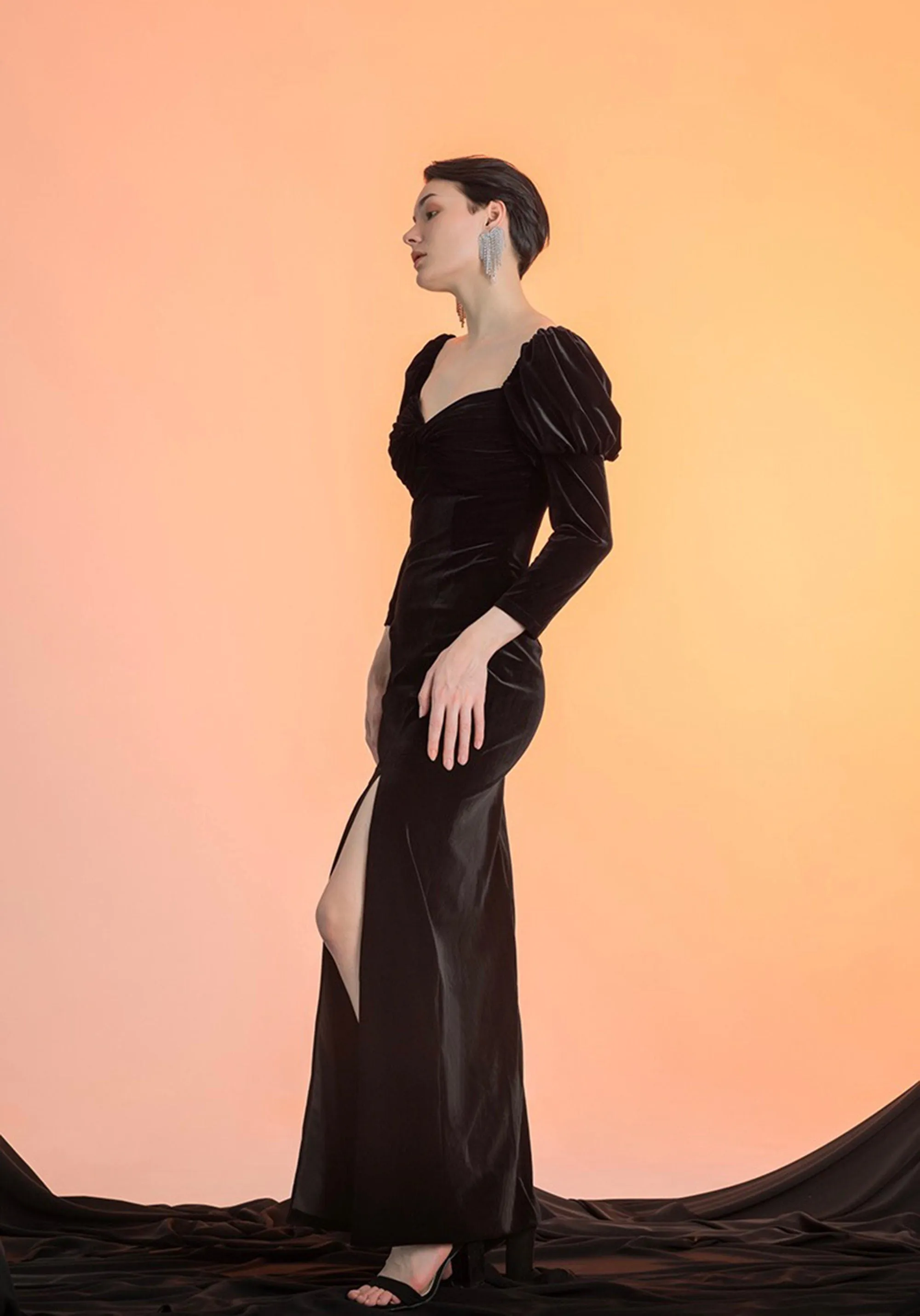 Puffed Long Sleeves Sweetheart Neckline Sheath Velvet Prom Dress with Thigh Slit