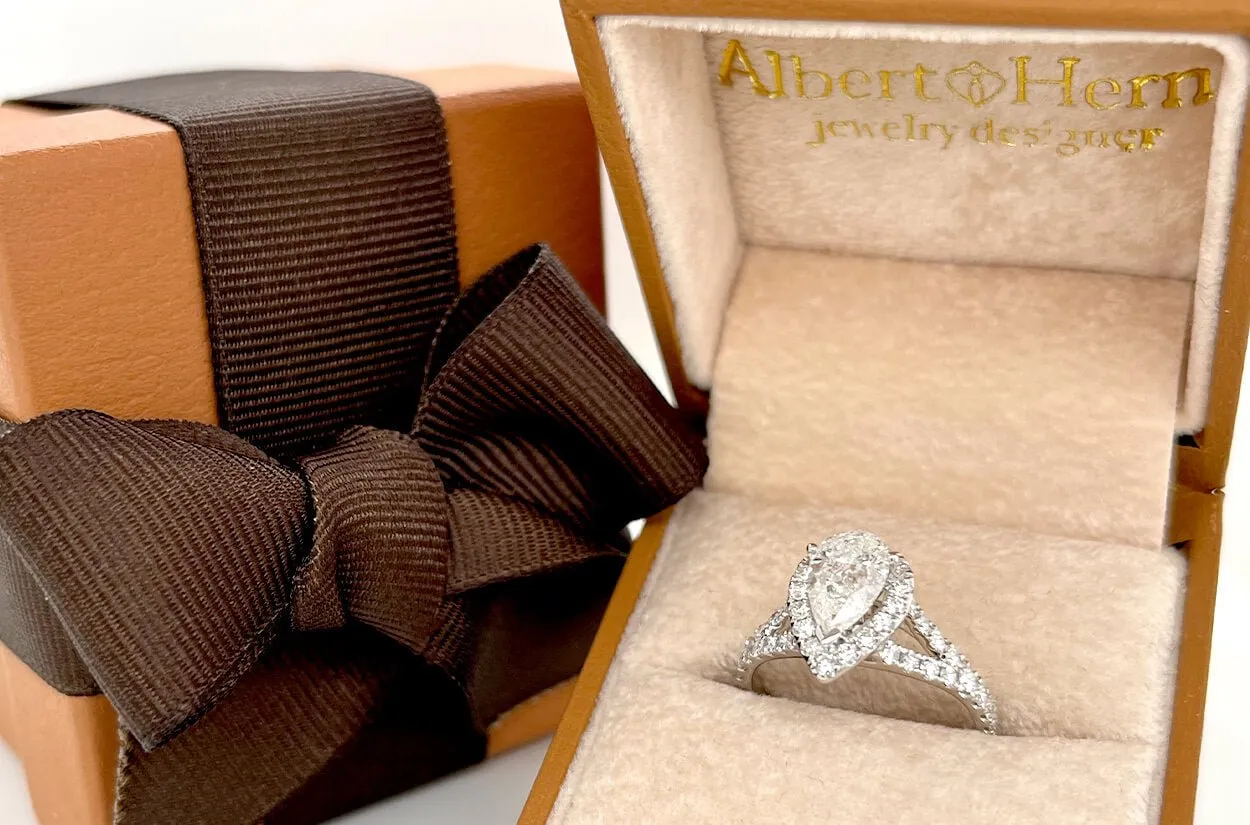 Ring 18kt Gold Pear Diamond GIA & Diamonds Split Shank