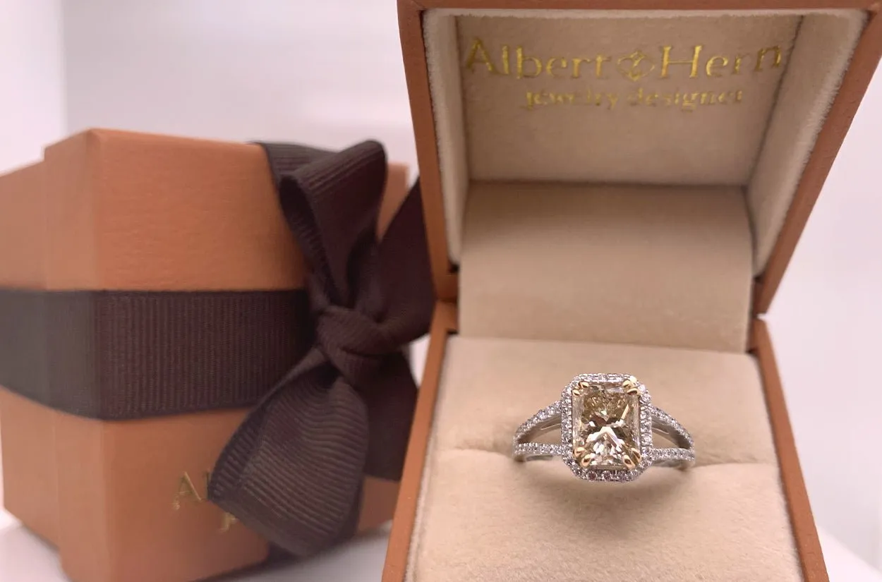 Ring 18kt White Gold Fancy Brown Diamond & 60 Brilliant Diamonds