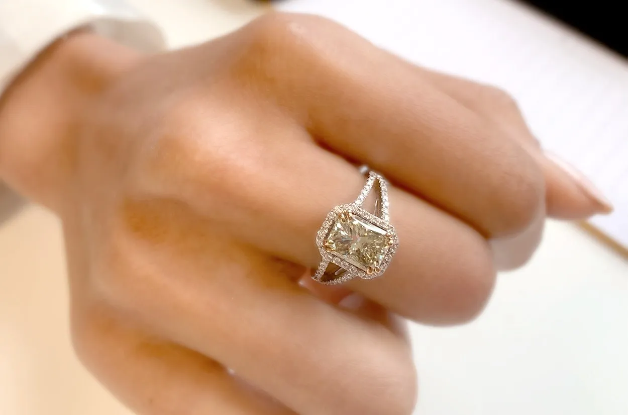 Ring 18kt White Gold Fancy Brown Diamond & 60 Brilliant Diamonds