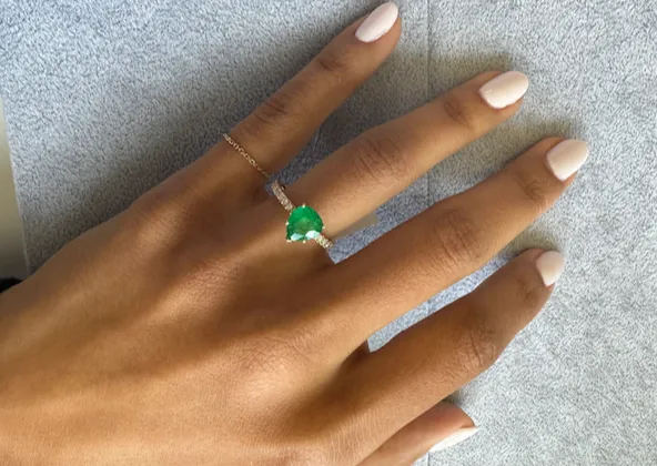 Ring 18kt Yellow Gold Pear Emerald & Diamonds