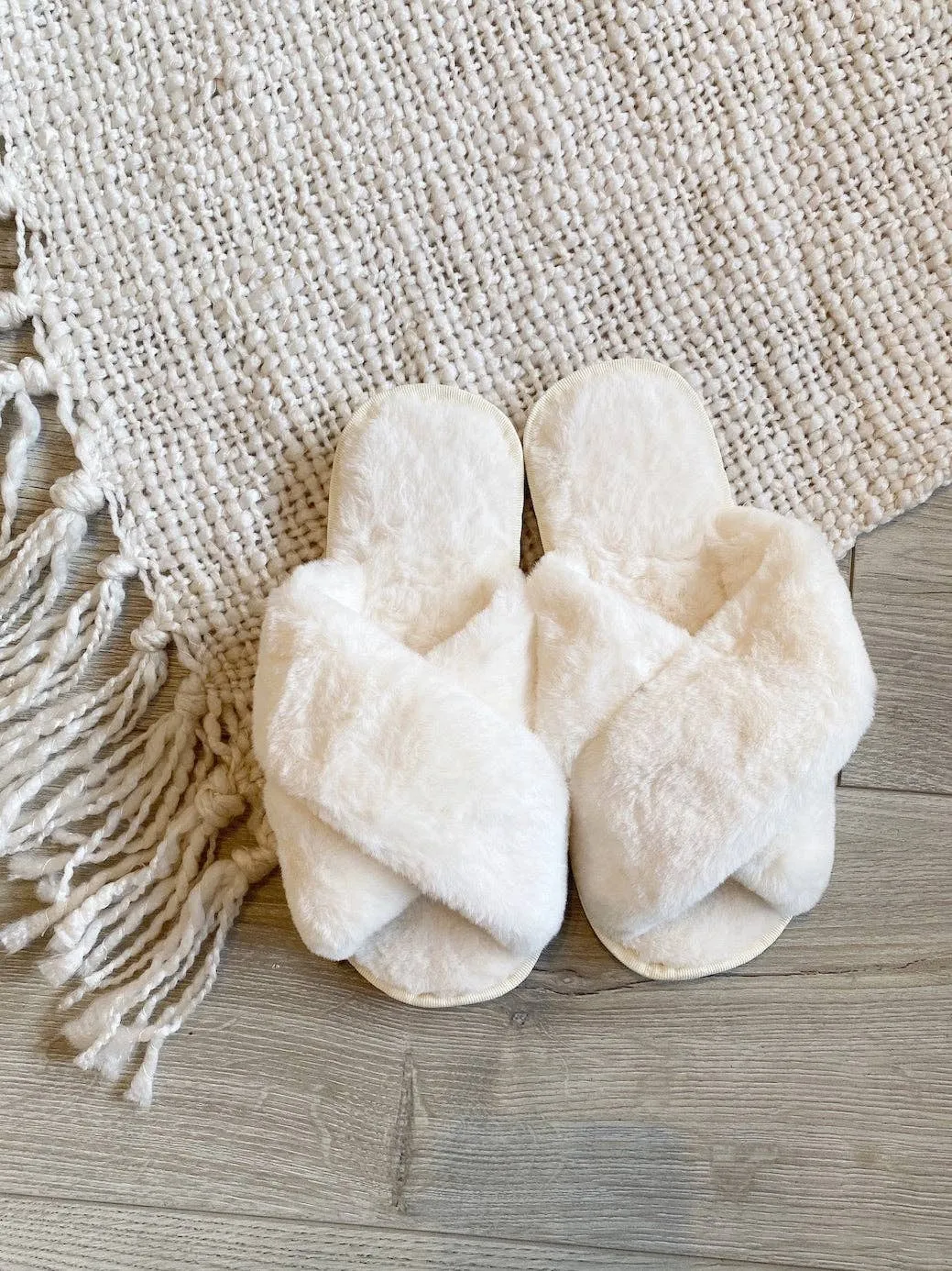 Skylar Fluffy Slippers in White